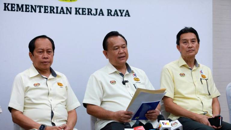Datuk Seri Alexander Nanta Linggi (center),Menteri Datuk Seri Ahmad Maslan (left) and Datuk Ir Badioezaman Ab Khalik/BERNAMApix