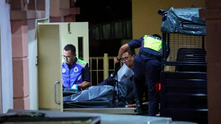 Anggota polis membawa mayat pekerja warga asing yang maut dalam runtuhan sebuah gudang logistik yang sedang dalam pembinaan di Batu Maung ke Jabatan Perubatan Forensik Hospital Pulau Pinang/BERNAMApix