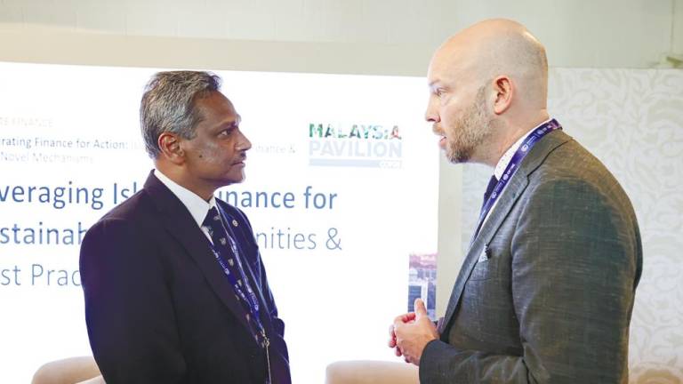 Abdul Rasheed (left) chatting with Islamic Development Bank lead climate change specialist Dr Bradley Hiller at a forum on Leveraging Islamic Finance for Sustainability: Opportunities and Best Practices held at the Malaysia Pavilion during COP28 in Dubai today. – Bernamapic