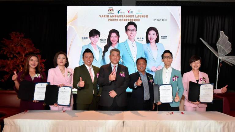 (from left to right) Marsila Hassan (Yakin Ambassador), Lim She Ting (Yakin Ambassador), Datuk Steven Lai, Director of Yakin Splendour Global Holdings Bhd., Patrick Tan, Founder and CEO of Yakin Group of Companies, Deputy Minister of Science, Technology, and Innovation Datuk Mohammad Yusof Apdal, Gan Jiang Han (Yakin Ambassador), Tan Ley Teng (Yakin Ambassador)
