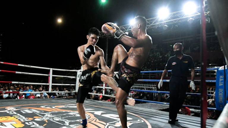 Gambar File: Aksi Ali Yakkub (kanan) menewaskan dari Afghanistan Nawid Sampuri pada pertarungan Muay Thai Antarabangsa 2022 - BERNAMA