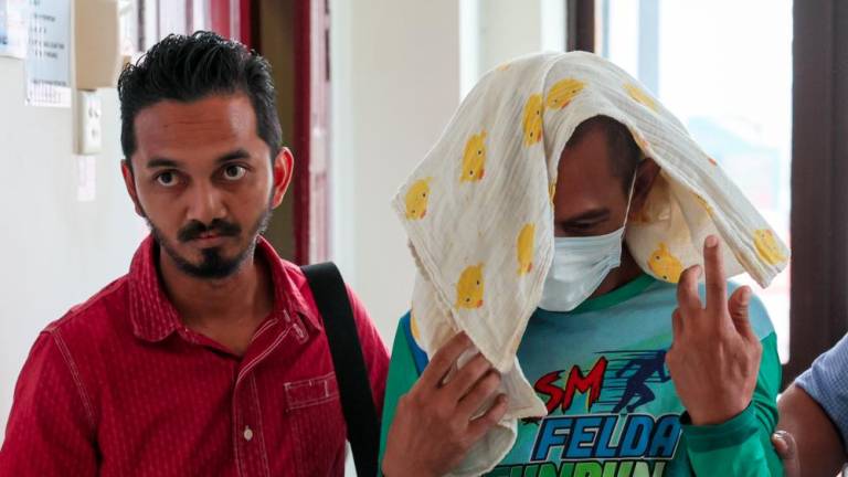 Seorang buruh binaan hari ini menjadi pesalah khalwat pertama di Terengganu yang dijatuhi hukuman sebatan oleh Mahkamah Tinggi Syariah Terengganu di sini, di bawah Seksyen 31 (a) Enakmen Kesalahan Jenayah Syariah (Takzir) ( Terengganu) Pindaan 2022 yang berkuat kuasa 1 Januari lepas. - fotoBERNAMA