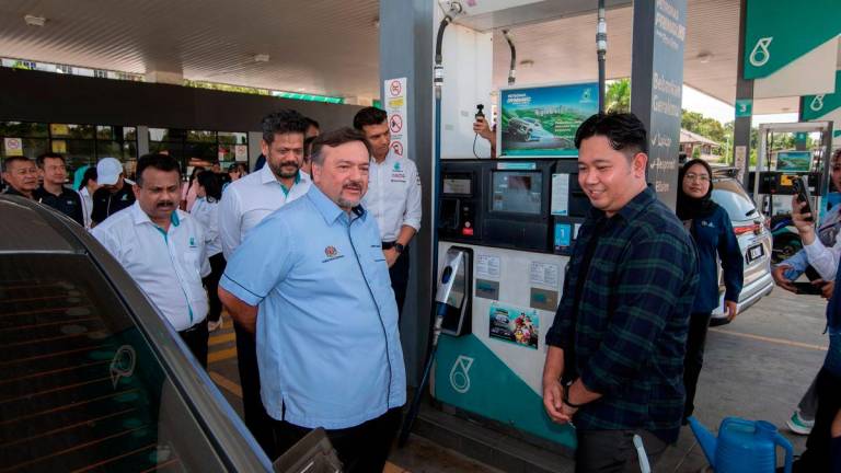 Second Finance Minister Datuk Seri Amir Hamzah Azizan mingled with recipients of the Rahmah Cash Contribution (STR) who were refuelling using the BUDI MADANI RON95 (BUDI95) initiative during his visit to the Petronas Durian Tunjong station today. – BERNAMA