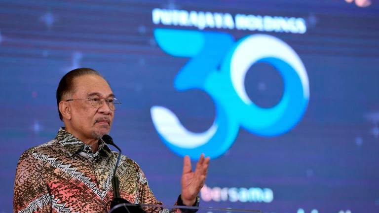 Perdana Menteri Datuk Seri Anwar Ibrahim ketika berucap pada Sambutan Ulang Tahun Ke-30 Putrajaya Holdings di sebuah hotel malam ini. - BERNAMA