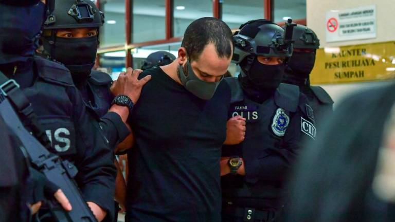 Lelaki Israel Avitan Shalom yang ditahan memiliki enam pucuk pistol dan 200 butir peluru di sebuah hotel di sini bulan lepas, akan didakwa atas pertuduhan senjata api di Mahkamah Sesyen Kuala Lumpur pagi ini. - fotoBERNAMA