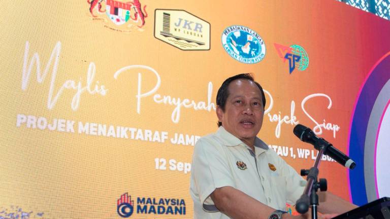 Timbalan Menteri Kerja Raya Datuk Seri Dr Ahmad Maslan ketika berucap menyempurnakan Majlis Penyerahan Projek Naiktaraf Jambatan Patau-Patau 1, di Dewan Komuniti kampung itu hari ini. - BERNAMA