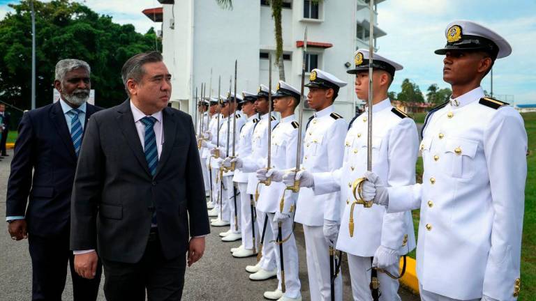 Menteri Pengangkutan Anthony Loke (dua, kiri) memeriksa kawalan kehormat ke atas Kadet-kadet Akademi Laut Malaysia (ALAM) pada Majlis Konvokesyen ALAM Sungai Baru, hari ini- BERNAMA