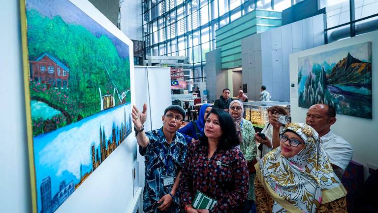 Timbalan Menteri Perpaduan Negara, Senator K. Saraswathy melihat hasil karya seni pada Pameran Seni Merdeka bertemakan “Freedom to Heal: Merdeka Through Wellness” di Pusat Perubatan Prince Court, hari ini. Turut hadir, Pengasas Art Market Malaysia, Rita Hatta (kanan) - fotoBERNAMA