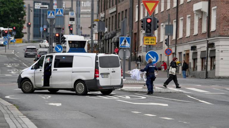 A police officer removes a cordon outside the Ratina shopping centre, as police have arrested one person in connection to a stabbing attack on several people near the shopping centre, in Tampere, Finland July 3, 2025. - Lehtikuva/Saara Peltola via REUTERSPIX - FINLAND OUT.