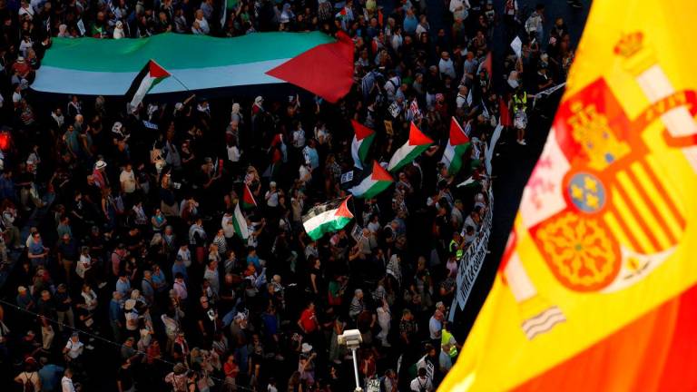 A Spanish flag flutters as protesters display Palestinian flags during a demonstration in support of Palestinians and to condemn Israeli forces’ interception of the Global Sumud Flotilla vessels, which were aiming to reach Gaza and break Israel’s naval blockade, at Cibeles square in Madrid, Spain, October 4, 2025. REUTERS/Susana Vera TPX IMAGES OF THE DAY