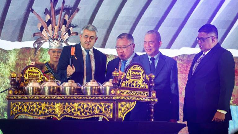Timbalan Perdana Menteri, Datuk Seri Fadillah Yusof (dua, kanan) bersama Setiausaha Agung Pertubuhan Pelancongan Dunia Pertubuhan Bangsa-Bangsa Bersatu (UNWTO), Zurab Pololikashvili (kiri) memukul gamelan sebagai gimik perasmian Hari Pelancongan Sedunia 2025 (WTD2025) di Banda Hilir, hari ini. - fotoBERNAMA