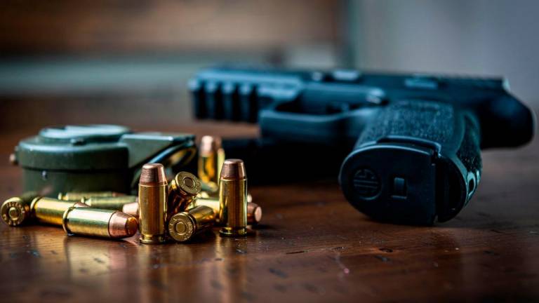Gambar hiasan sahaja - Pistol dan butir peluru - PEXELS