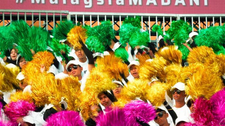 Persembahan teres grafik manusia melibatkan seramai lebih 800 pelajar melakukan persembahan pada sambutan Hari Kebangsaan 2025 di Persiaran Jalan Merdeka, Banda Hilir hari ini - fotoBERNAMA