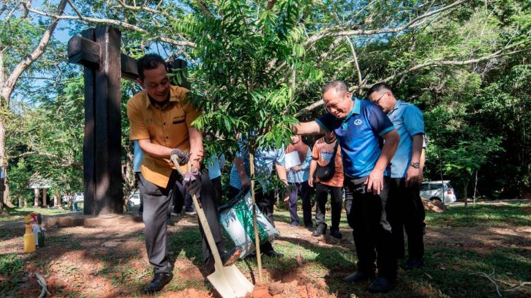 Labuan Corporation Chief Executive Officer Mohd Sukuran Taib (left) - Bernamapix