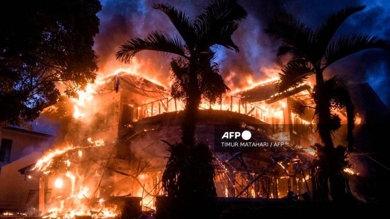 The People’s Consultative Assembly of the Republic of Indonesia (MPR-RI) official guesthouse burns after being set on fire during a protest in Bandung, West Java, on August 29, 2025, following the death of a motorcycle taxi driver who was run over by an armoured Brimob (Mobile Brigade Corps) vehicle the night before. Protests erupted across several Indonesian cities on August 29 in anger at the death of a motorcycle taxi driver hit by a police vehicle, as officers responded with tear gas and the president called for calm. (Photo by Timur MATAHARI / AFP)