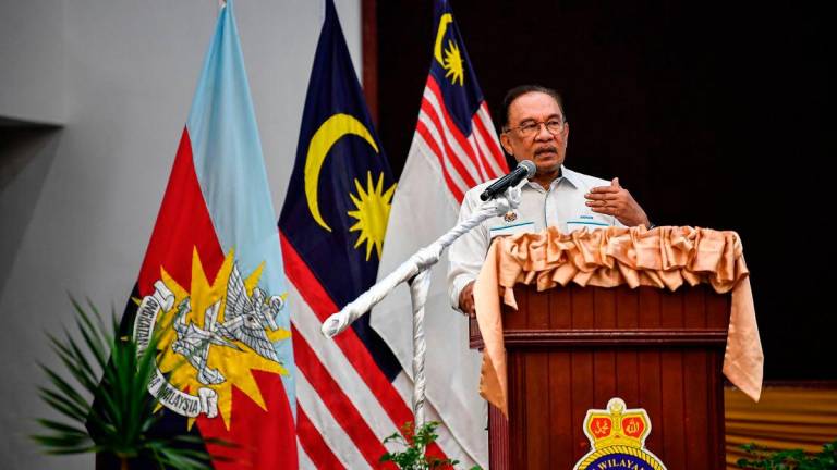 Perdana Menteri Datuk Seri Anwar Ibrahim menyampaikan ucapan pada Majlis Sarapan Mesra Wira Samudera di Markas Wilayah Laut 2, Tentera Laut Diraja Malaysia (TLDM) Sandakan pagi tadi - fotoBERNAMA