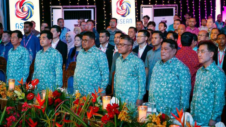 Menteri Dalam Negeri, Datuk Seri Saifuddin Nasution Ismail (tiga, kanan) bersama Ketua Menteri Melaka, Datuk Seri Ab Rauf Yusoh (tiga, kiri), pada Majlis Makan Malam Gala sempena Mesyuarat Menteri-Menteri ASEAN Mengenai Jenayah Rentas Sempadan (AMMTC) ke-19 dan mesyuarat berkaitan, hari ini - fotoBERNAMA