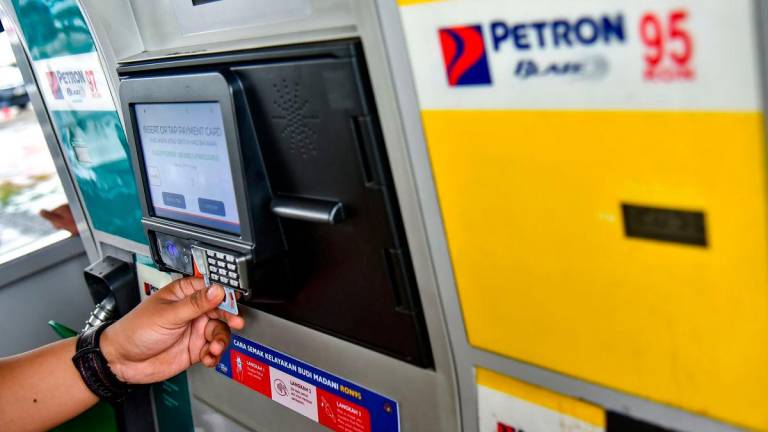 Gambar Hiasan Sahaja: Penjual bunga, Muhammad Firdaus Andi, 28, yang juga penerima Sumbangan Tunai Rahmah (STR) mengisi minyak subsidi petrol RON95 pada harga RM1.99 seliter berbanding harga pasaran semasa RM2.05 seliter, menerusi inisiatif tersebut yang bermula hari ini - fotoBERNAMA
