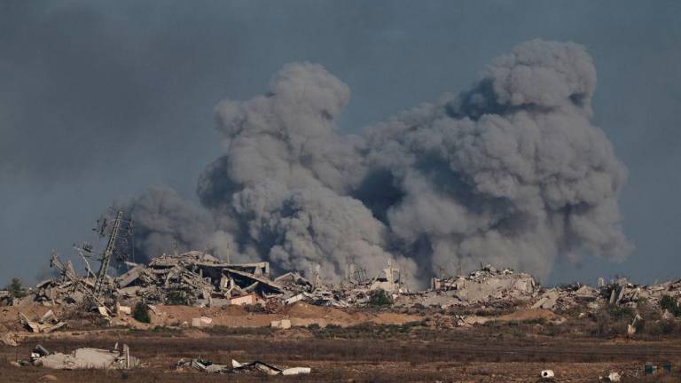 Smoke rises from Gaza after an explosion, as seen from the Israeli side of the border, August 31, 2025. REUTERS/Amir Cohen