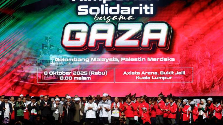Perdana Menteri Datuk Seri Anwar Ibrahim mengaminkan doa ketika bacaan Qunut Nazilah semasa Himpunan Solidariti Bersama Gaza di Stadium Axiata Arena, Bukit Jalil hari ini- fotoBERNAMA