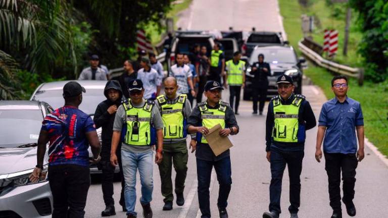 Ketua Polis Kelantan Datuk Mohd Yusoff Mamat ketika keluar dari kawasan kejadian kes berbalas tembakan di Jeram Pasu, di sini hari ini. - fotoBERNAMA