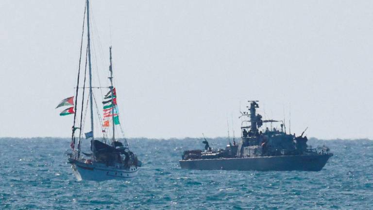 Sebuah kapal tentera laut Israel mengiringi sebuah kapal dari Flotila Global Sumud ke Pelabuhan Ashdod, selepas Israel memintas beberapa kapal flotila yang cuba menuju ke Gaza dan memecahkan sekatan laut Israel, di selatan Israel, 2 Oktober 2025. - Reuters