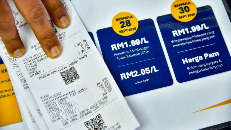 Pekerja stesen minyak Petron menunjukkan resit pembelian minyak subsidi petrol RON95 pada harga RM1.99 seliter berbanding harga pasaran semasa RM2.05 seliter yang dibeli penerima manfaat subsidi berkenaan hari ini- BERNAMA