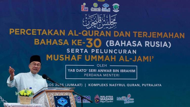 Perdana Menteri Datuk Seri Anwar Ibrahim ketika berucap pada Majlis Pelancaran Al-Quran beserta Terjemahan Bahasa ke-30 (Bahasa Rusia), Mushaf Al-Ummah serta Kontena Penghantaran Al-Quran ke Perancis di Kompleks Percetakan Al-Quran, Kompleks Nasyrul Quran, Presint 14 hari ini- BERNAMA
