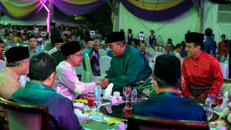 Perdana Menteri Datuk Seri Anwar Ibrahim bersama Menteri Besar Kedah Datuk Seri Muhammad Sanusi Md Nor hadir pada Majlis Sambutan Aidilfitri MADANI 2024 peringkat negeri di Darul Aman Park - fotoBERNAMA