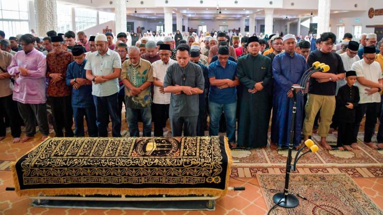 Falahi Sarisatriya, 40, mengimamkan solat jenazah bapanya, Datuk Dr Firdaus Abdullah,79, di Masjid Jamek, Kampung Baru hari ini. - fotoBERNAMA