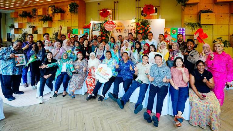 Azrul Shah (seated, 5th from right) with media personnel during the hi-tea.