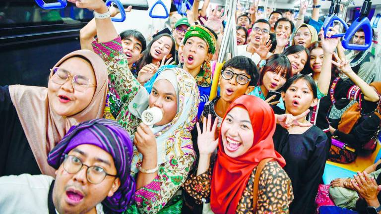 Mohd Hafiz said Keretapi Sarong has captured the imagination of Malaysians from all walks of life, attracting loyal fans and first-timers alike. – BERNAMApix