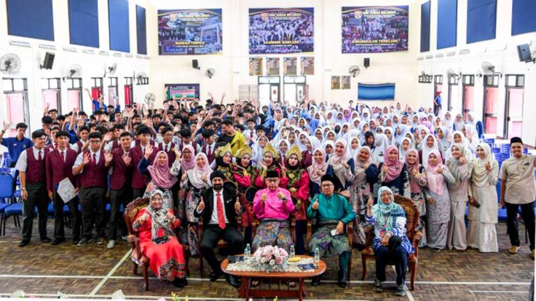 Presiden Angkatan Koperasi Kebangsaan Malaysia Berhad (ANGKASA) Datuk Seri Dr Abdul Fattah Abdullah (depan, tengah) bergambar ketika Majlis Anugerah Pengiktirafan Perolehan RM1 Juta Koperasi Sekolah di Sekolah Menengah Kebangsaan (SMK) Taman Melawati hari ini. - fotoBERNAMA
