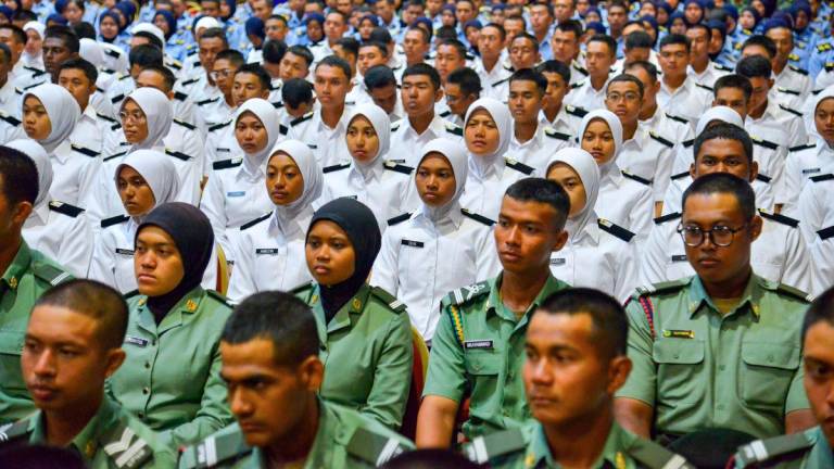 Pegawai Kadet Palapes dari pelbagai universiti awam hadir pada Majlis Syarahan Eksekutif bersama Pegawai Kadet Pasukan Latihan Pegawai Simpanan (PALAPES) Universiti Awam di UPM Serdang semalam. - BERNAMA