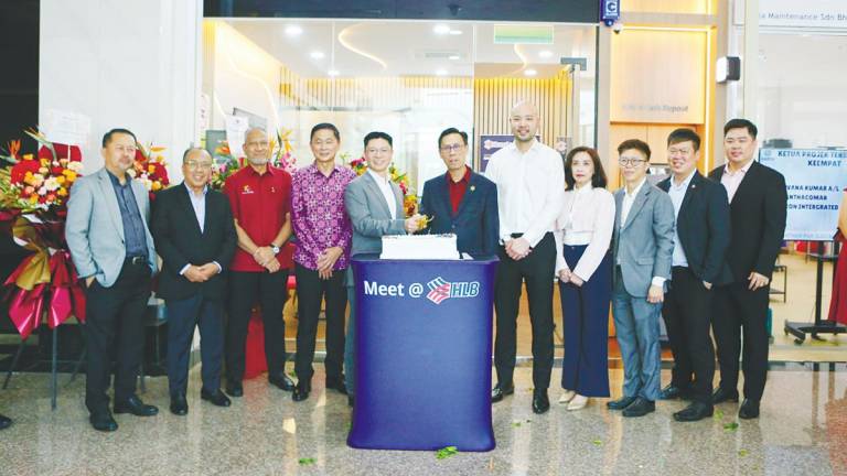 HLB commercial Banking head Ivan Liew (5th from left) and KTPC Group CEO Datuk Mohd Sahil Zabidi (6th from right) officiating the launch of the Meet @ HLB community branch at Kulim Hi-Tech Park.