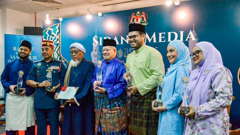 Pengerusi Lembaga Tabung Haji Abdul Rashid Hussain (tengah) yang menerima Anugerah Tokoh Perdana Maulidur Rasul Peringkat Kebangsaan Tahun 1447H/2025M bergambar bersama para penerima Anugerah Maulidur Rasul (dari kiri) Ketua Pegawai Eksekutif Wau Animation Sdn Bhd Muhammad Usamah Zaid Yasin (Kategori Pengkarya/Inovator Kreatif), Penolong Pesuruhjaya Bomba Ismail Abdul Ghani (Kategori Wira Negara), Timbalan Pengerusi Jabhah Pondok Kelantan merangkap Penasihat Kesatuan Pondok Kelantan Syeikh Wazir Che Awang (Kategori Agamawan/Kepimpinan Dakwah), pempengaruh dan usahawan popular Khairul Amin Kamarulzaman atau lebih dikenali sebagai Khairul Aming (Kategori Usahawan/Teknokrat Berjaya), Selebriti Ardini Angeline Tan (Kategori Saudara Baru Cemerlang (Mualaf) dan Pegawai Khas (Hal Ehwal Islam) kepada Timbalan Menteri Hal Ehwal Sarawak, Dayang Nur' Maisarah Abang Abdul Razak (Kategori Belia Harapan) selepas Sambutan Maulidur Rasul Peringkat Kebangsaan Tahun 1447H/2025M di Taman Ekspo Pertanian Malaysia Serdang (MAEPS) hari ini. - BERNAMA