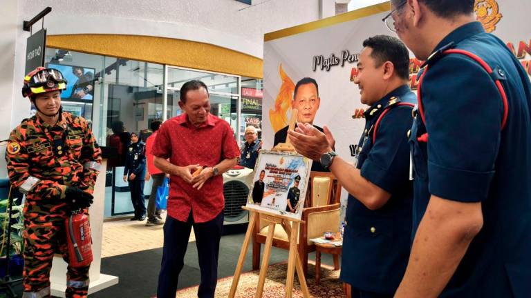 Timbalan Exco Kanan Perumahan, Kerajaan Tempatan, Saliran, Perubahan Iklim dan Pengurusan Bencana negeri Datuk Zulkiflee Mohd Zin (dua, kiri) menyempurnakan penutup Program Hari Pencegahan Kebakaran Sedunia Peringkat Jabatan Bomba dan Penyelamat Malaysia (JBPM) Melaka di sini hari ini. Turut hadir Pengarah JBPM Melaka Mohd Zaidi Ma'at (dua, kanan). - BERNAMA
