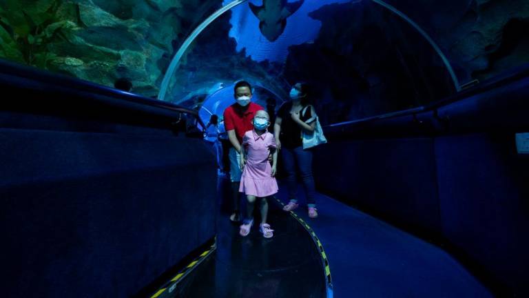 Make-A-Wish Child, Zhi Xuan, with her parents enjoying a tour inside Aquaria KLCC –ALL PIX BY AQUARIA KLCC