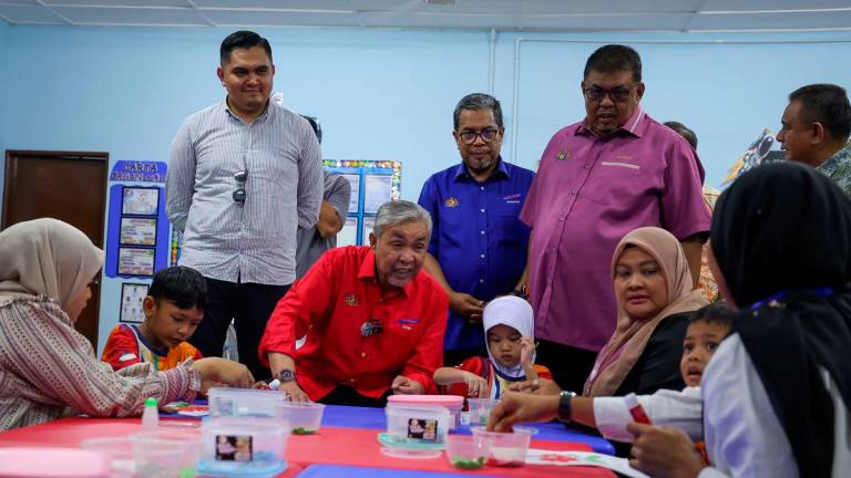 Timbalan Perdana Menteri merangkap Menteri Kemajuan Desa dan Wilayah, Datuk Seri Dr Ahmad Zahid Hamidi (duduk, tengah) meluangkan masa melawat dan beramah mesra bersama pendidik serta kanak-kanak Autisme sempena majlis Perasmian Tabika KEMAS Tunas Istimewa (Autisme) Melaka 2025 di Tabika Kemas Air Hitam Pantai, Masjid Tanah hari ini. Turut hadir Ketua Menteri Melaka Datuk Seri Ab Rauf Yusoh (berdiri, dua kanan) - fotoBERNAMA