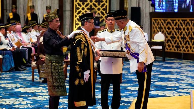 The Yang di-Pertua Negeri of Melaka, Tun Mohd Ali Rustam (right), confers the Darjah Utama Negeri Melaka (D.U.N.M), which carries the title “Datuk Seri Utama”, on Chief Justice Datuk Seri Utama Wan Ahmad Farid Wan Salleh during the Investiture Ceremony of State Orders, Decorations, and Medals in conjunction with the 76th Birthday Celebration of the Yang di-Pertua Negeri of Melaka at the Seri Negeri Ceremonial Hall near Ayer Keroh today. – BERNAMA