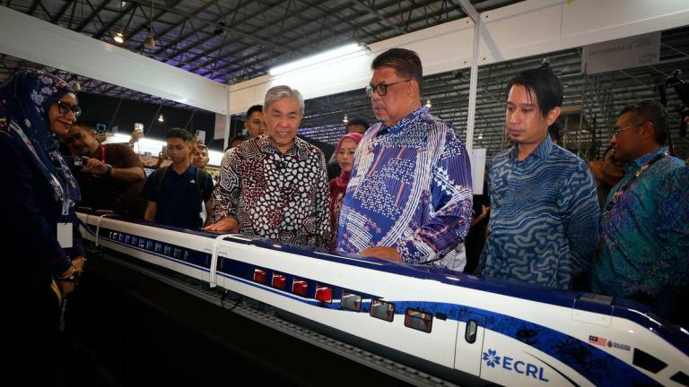 Timbalan Perdana Menteri merangkap Menteri Kemajuan Desa dan Wilayah serta Pengerusi Majlis TVET Negara Datuk Seri Dr Ahmad Zahid Hamidi (empat, kanan) melihat bahan pameran semasa mengadakan lawatan ke reruai sempena sambutan Hari Pendidikan dan Latihan Teknikal dan Vokasional (TVET) Negara 2025 di Pusat Dagangan Antarabangsa Melaka (MITC), Ayer Keroh hari ini.