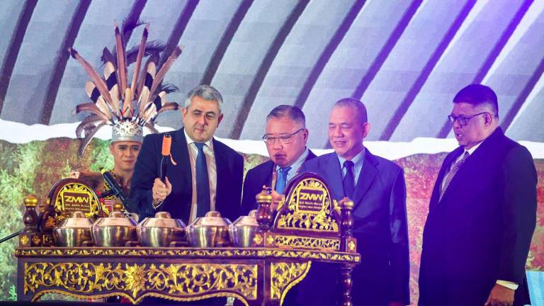 Deputy Prime Minister Datuk Seri Fadillah Yusof (second right) together with the Secretary-General of the United Nations World Tourism Organization (UNWTO), Zurab Pololikashvili (left), struck the gamelan as a symbolic gesture to launch World Tourism Day 2025 (WTD2025) in Banda Hilir today. Also present were Minister of Tourism, Arts and Culture, Datuk Seri Tiong King Sing (second left), and Melaka Chief Minister, Datuk Seri Ab Rauf Yusoh. – BERNAMA