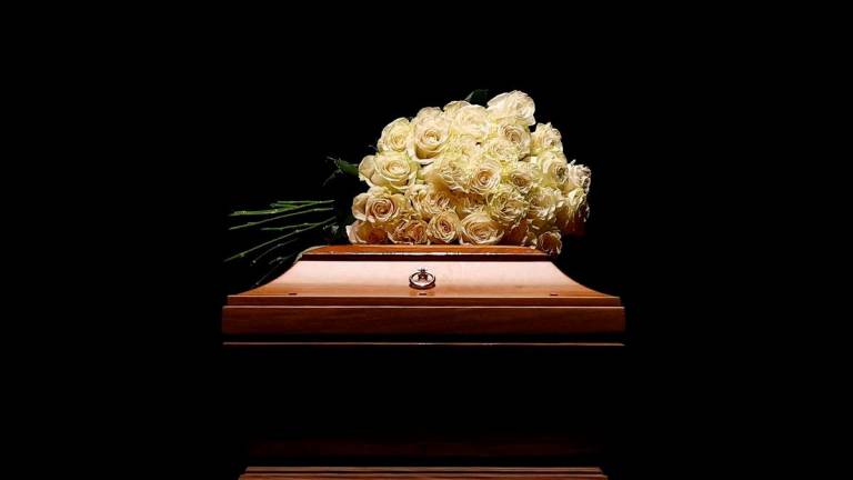 Flowers are placed on the coffin of designer Giorgio Armani as he lies in state at the Armani/Teatro, following his death at the age of 91, in Milan, Italy September 6, 2025. REUTERS/Gonzalo Fuentes TPX IMAGES OF THE DAY