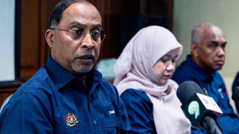 Menteri Pengajian Tinggi Datuk Seri Dr Zambry Abdul Kadir menjawab pertanyaan media selepas hadir meninjau perkembangan kemalangan maut melibatkan penuntut Universiti Pendidikan Sultan Idris (UPSI) di Gerik pagi tadi di bilik persidangan Hospital Raja Permaisuri Bainun hari ini.