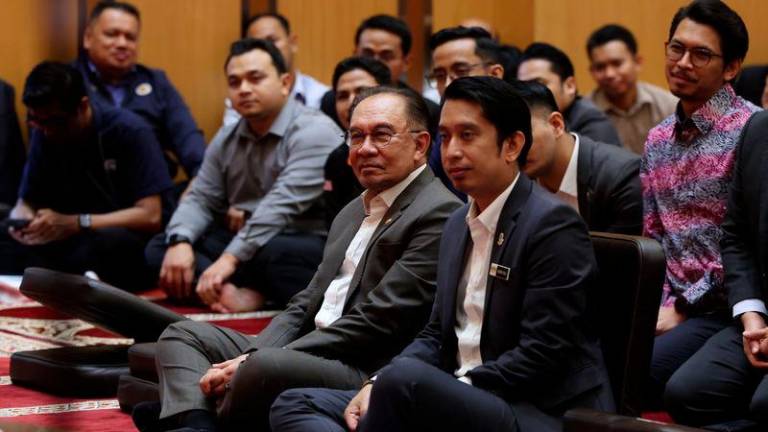 Perdana Menteri Datuk Seri Anwar Ibrahim (dua,kanan) mendengar tazkirah yang disampaikan oleh Ustaz Mohd Lukmanul Hakim Mokhtar pada Program Ihya' Ramadan Kementerian Belia dan Sukan (KBS) di Menara KBS hari ini. -fotoBERNAMA