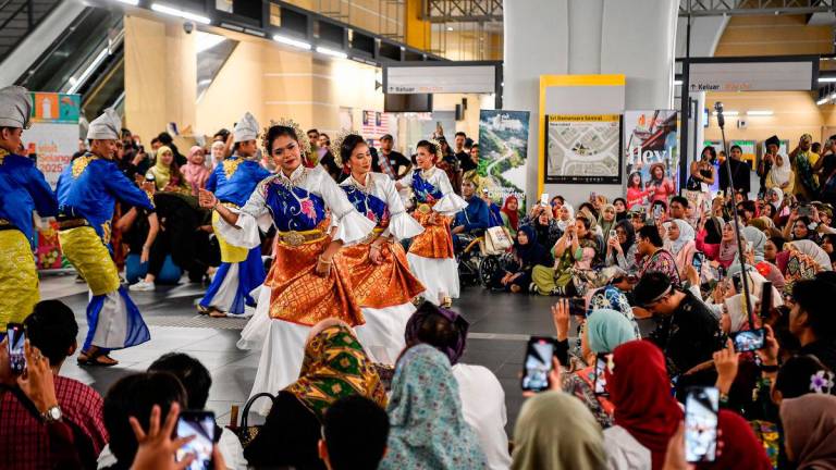 Peserta mengenakan kain sarong dan pakaian tradisional menggunakan perkhidmatan pengangkutan awam bagi menyertai Program Keretapi Sarong 2025 di Stesen MRT Sri Damansara Sentral hari ini- BERNAMA