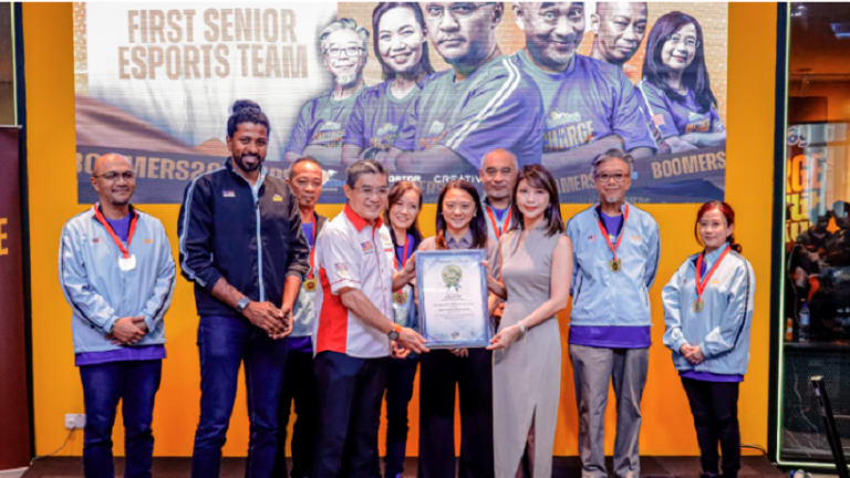 Winners of Boomers2Gamers, Malaysia’s First Senior Esports Team, Etika’s Chief Executive Officer Group of Companies (Malaysia, Singapore and Brunei), Santharuban Thurai Sundaram, Christopher Wong, CEO, Malaysia Book of Records, Minister for Youth &amp; Sports, YB Hannah Yeoh, Amy Gan, VP of Marketing at Etika Sdn Bhd. – Muhaimin Marwan