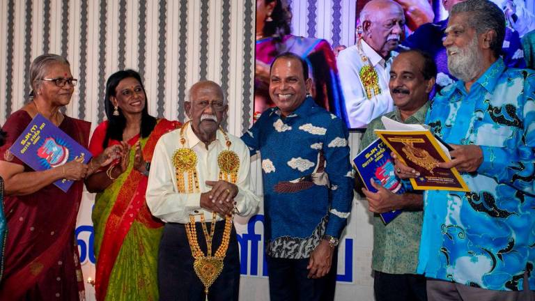 Timbalan Presiden MIC Tan Sri M Ramasamy (empat,kiri) beramah mesra bersama Bekas Guru Besar Sekolah Jenis Kebangsaan Tamil (SJKT) Perak Sangeetha Sabah J.R. Nadaraja (tiga,kiri) pada Majlis perjumpaan semula (reunion) bekas pelajar dan guru SJKT Perak Sangeetha Sabah semalam - BERNAMA