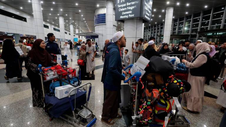 Jemaah haji sejurus tiba pada Sambutan Ketibaan Jemaah Haji Penerbangan Pertama (KT01) dari Tanah Suci bagi Musim Haji 1446H/2025M di Lapangan Terbang Antarabangsa Kuala Lumpur (KLIA) Terminal 1 malam ini.- fotoBERNAMA