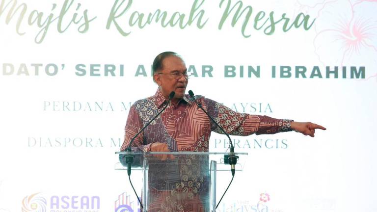 Perdana Menteri Datuk Seri Anwar Ibrahim berucap pada Majlis Ramah Mesra Bersama Diaspora malam ini sempena lawatan dua hari beliau ke Perancis-BERNAMA